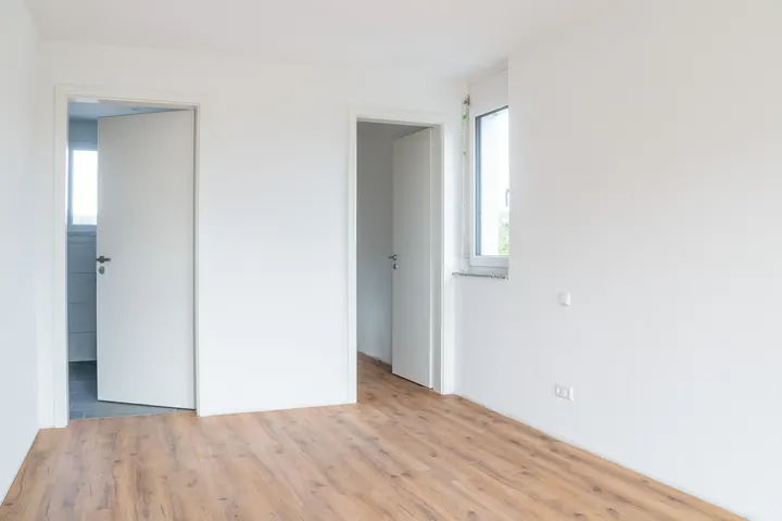 Blick aus dem Elternzimmer auf die Türen zu Duschbad und Ankleide