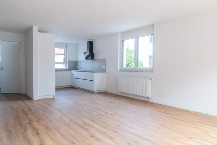 Leerer Essbereich mit Blick zur Küchenzeile und zum Seitenfenster