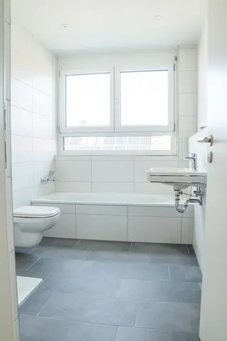 Bad mit Badewanne, WC, Waschtisch und breitem Fenster