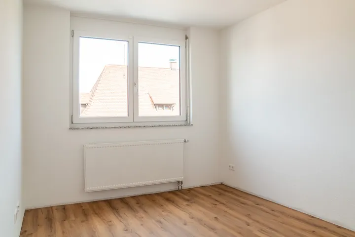 Kinderzimmer mit Doppelfenster und Blick über die Dächer