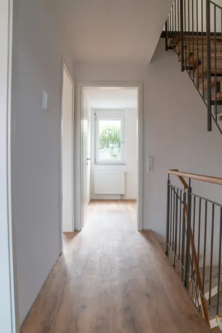 Flur im Obergeschoss mit Blick in den schmalen Raum für Büro oder Hauswirtschaft