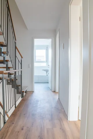Flur im Obergeschoss mit Blick ins Bad, links die Treppe