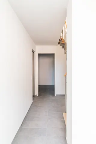 Geflieste Diele im Untergeschoss, rechts der Treppenaufgang